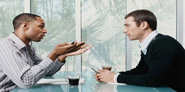 در speaking  آیلتس حرکات فیزیکی خود را کنترل کنید